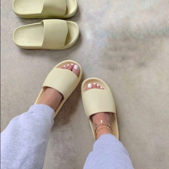 New white super comfy slide - Picture 3 of 9